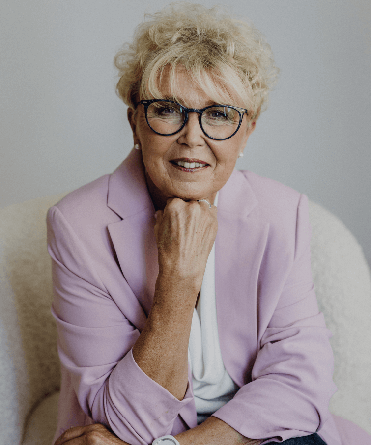 Unternehmerin für Diabetes Adipositas einfach erklärt - Barbara Müller sitzend