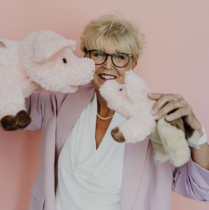 Barbara mit Stofftieren aus der Schulungsschatzkiste